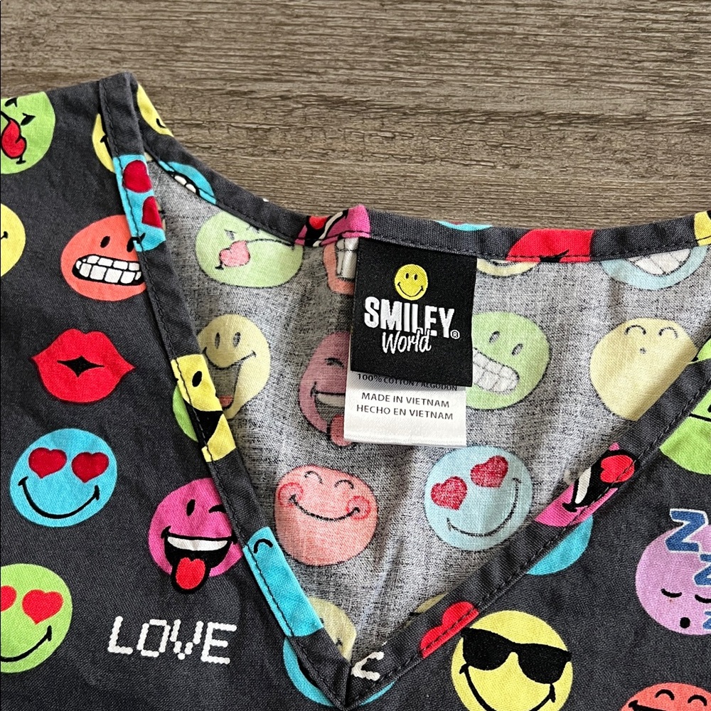 Smiley World Graphic scrub Top S - Picture 3 of 8